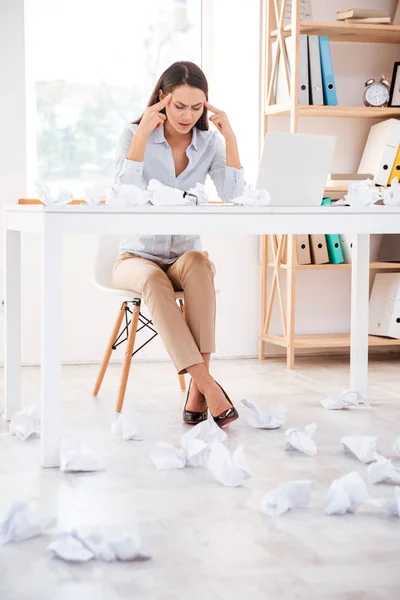 Üzgün işkadını ofisinde oturan beyaz gömlek giymiş — Stok fotoğraf