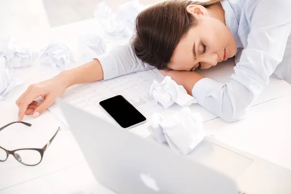 Moe vrouw op Bureau slapen met ogen gesloten — Stockfoto