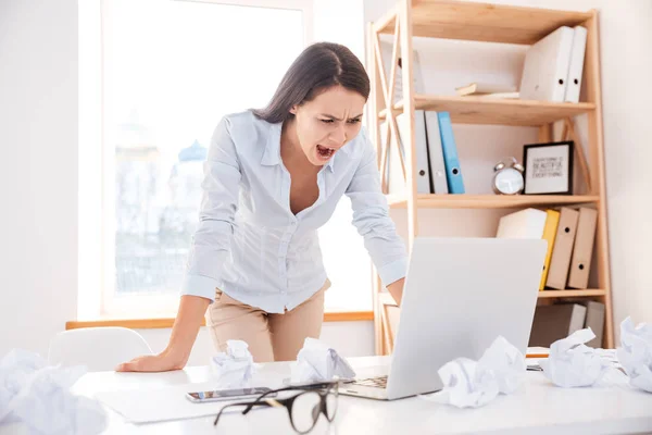 Verwirrte Geschäftsfrau schreit beim Blick auf Laptop. — Stockfoto