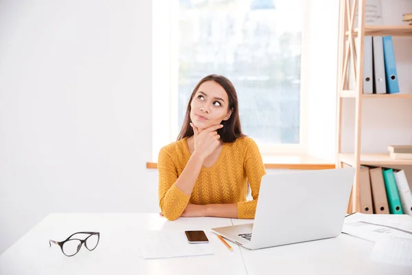 Empresaria sentada en la oficina y soñando — Foto de Stock