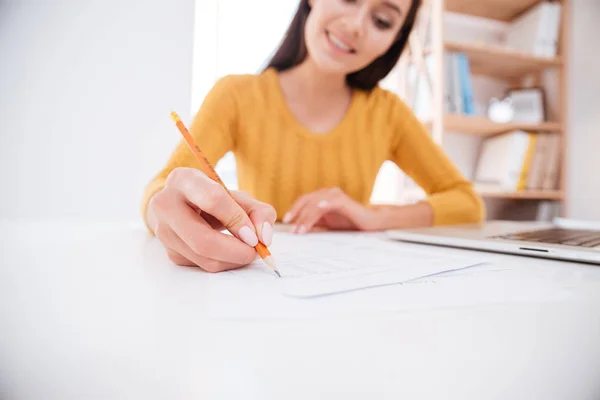 Szczęśliwa kobieta interesu pisania notatek — Zdjęcie stockowe