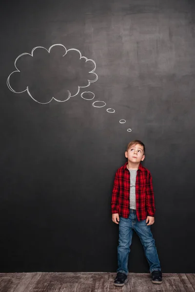 Kind met gedachte bubble denken over schoolbord — Stockfoto