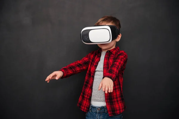 Child wearing virtual reality device over blackboard — Stock Photo, Image