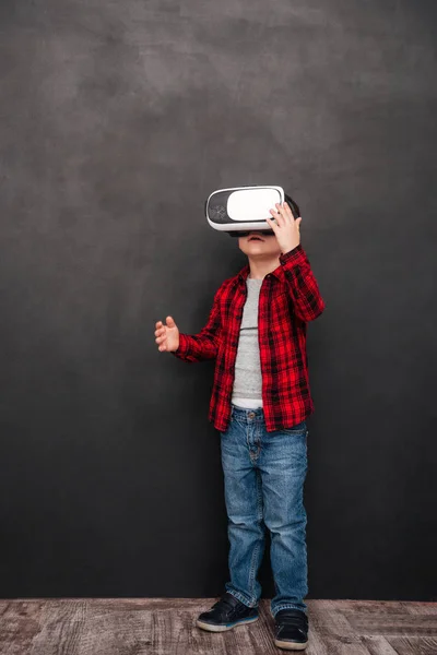 Little child wearing virtual reality device over blackboard — Stock Photo, Image