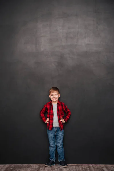 Gelukkig jongetje permanent over schoolbord — Stockfoto