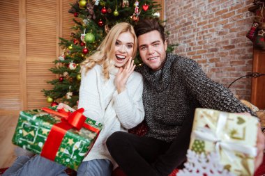 Hediye ile mutlu çift