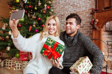 Çift selfie hediye ile yapar