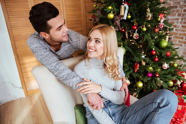 Paar in der Nähe der Tanne — Stockfoto