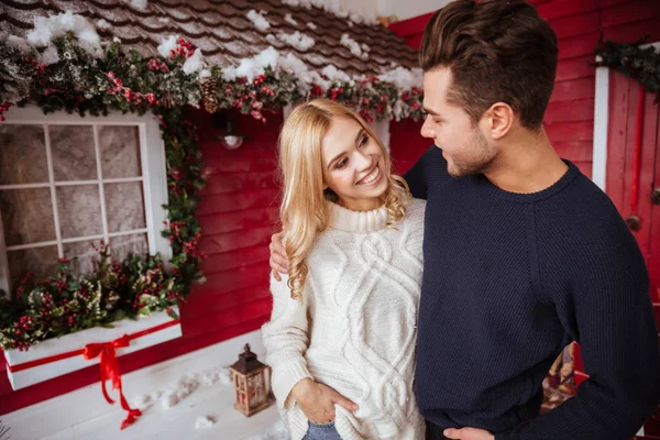 Lächelndes Paar in der Nähe des Hauses — Stockfoto