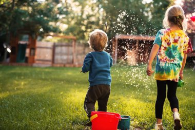 Oyun üzerinde erkek ve kız arkadan görünüm