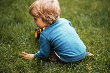 Çocuğun makine ile Arkadan Görünüm