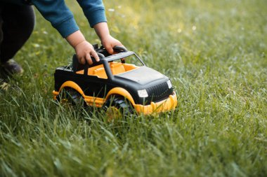 Makine çocukla yan görünüm