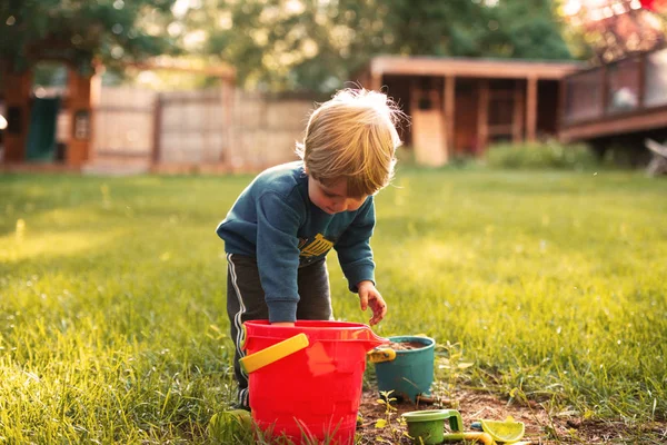 Giovane ragazzo sul parco giochi — Foto Stock