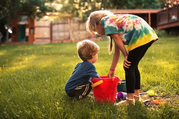 Мальчик и девочка на детской площадке — стоковое фото