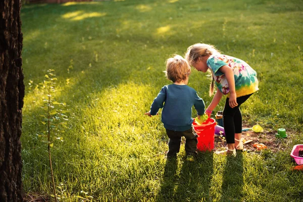 Oyun üzerinde erkek ve kız Üstten Görünüm