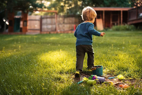 Хлопчик на траві — стокове фото
