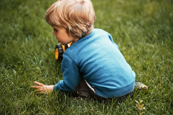 Çocuğun makine ile Arkadan Görünüm