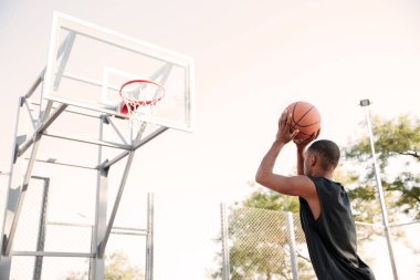 Sokakta pratik genç Afrika basketbol oyuncusu