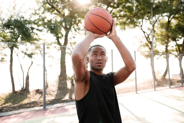 Jovem jogador de basquete praticando na rua — Fotografia de Stock