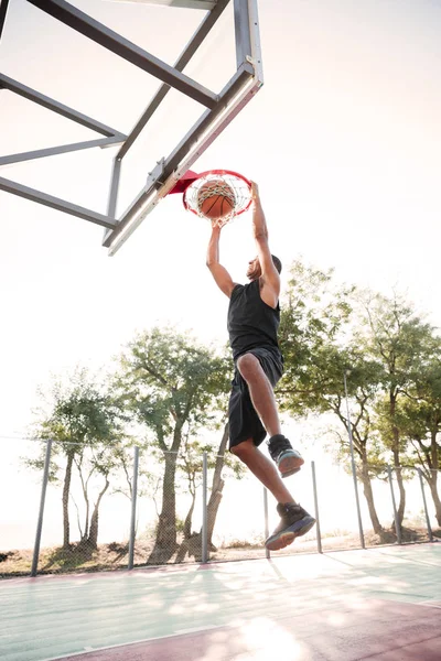 Basketball player practicing outdoors — Stock Photo, Image