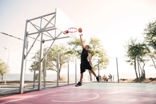 Jogador de basquete praticando e posando para esportes atleta conce — Fotografia de Stock