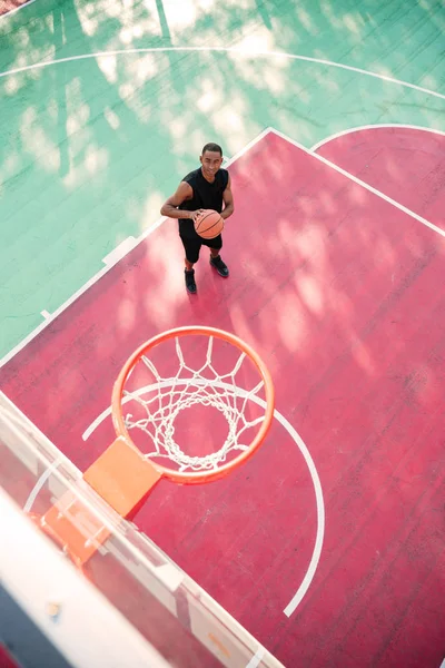 Jogador de basquete africano atraente praticando — Fotografia de Stock