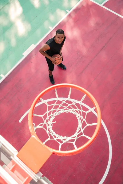 Jogador de basquete africano concentrado praticando — Fotografia de Stock