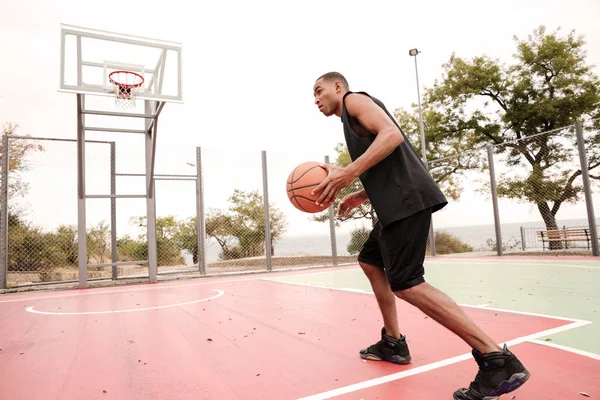 Jovem jogador de basquete africano praticando — Fotografia de Stock