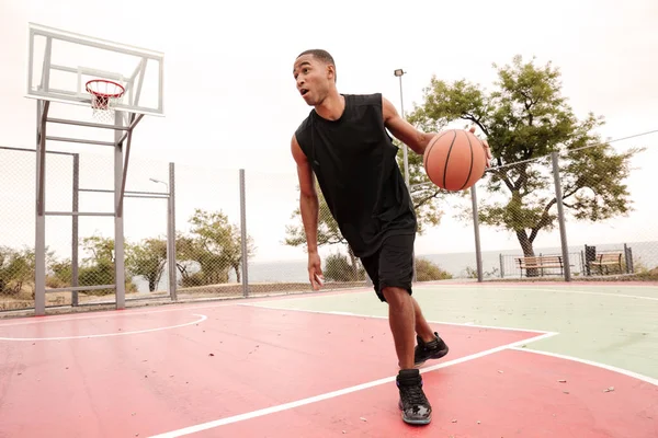 Africano confuso jovem jogador de basquete praticando — Fotografia de Stock