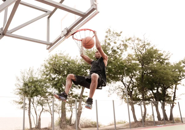 Jogador de basquete praticando e pulando para aro — Fotografia de Stock