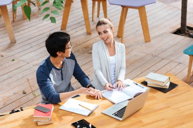 Birkaç söz ve dizüstü bilgisayar açık havada ile okuyan öğrenciler