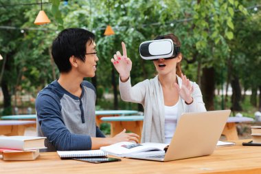 Eğitim ve açık havada sanal gerçeklik gözlükle iki öğrenci