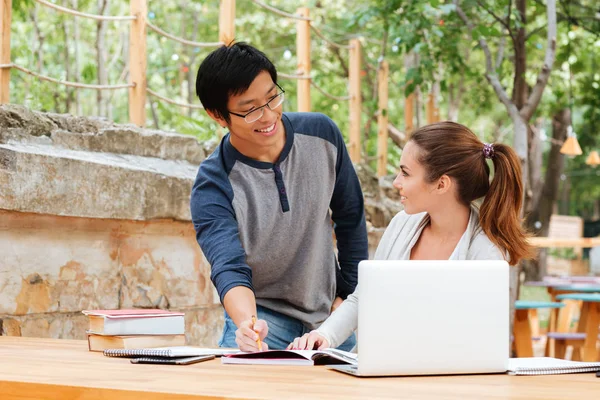 Man vrij jonge vrouw buiten het onderwijs — Stockfoto