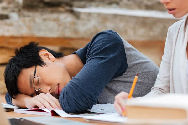 Asiatico uomo in occhiali dormire su il lezione — Foto Stock