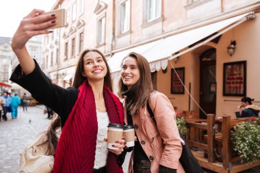 İki kadın selfie cep telefonu ile eski şehirde alarak