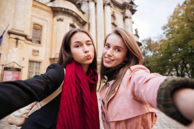 Kat yapar selfie genç kız