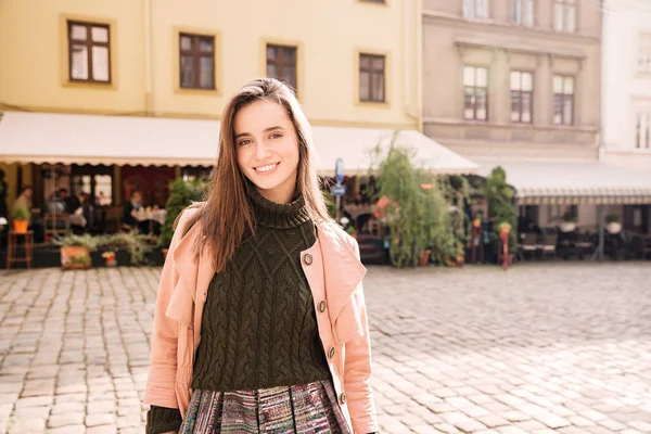 Femme heureuse debout et souriante dans la rue — Photo