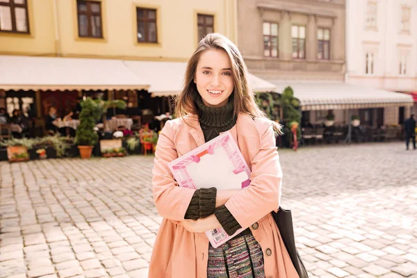 Glad ung kvinna stående på gatan i gamla staden — Stockfoto