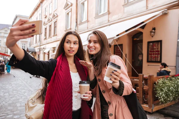 Dos mujeres haciendo selfie con teléfono celular en la ciudad vieja — Foto de Stock
