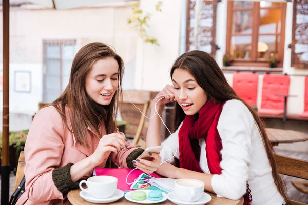 Lunch of two pretty friends — Stock Photo, Image