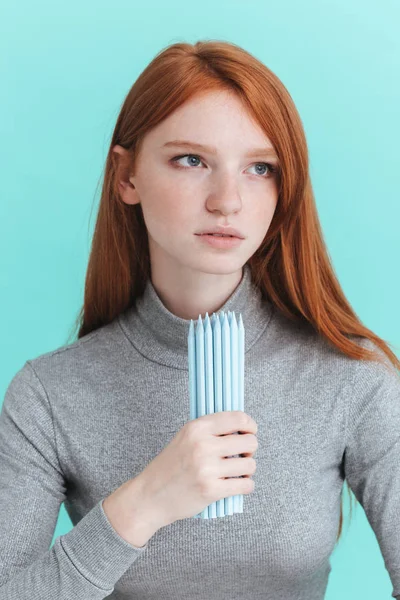 Retrato de uma jovem ruiva séria segurando lápis — Fotografia de Stock