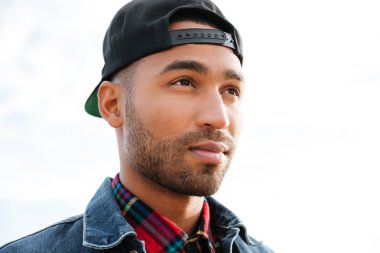 Kumsalda yürüyen Afrika genç adam portresi.