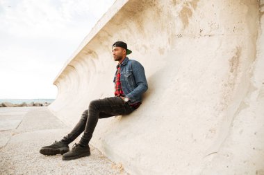 Kumsalda yürüyen genç Afrika adam.