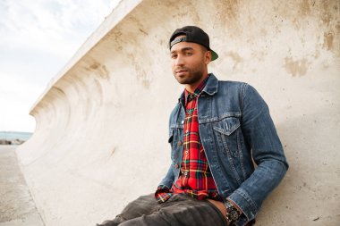 Kumsalda yürüyen Afrika adam görüntüsünü.