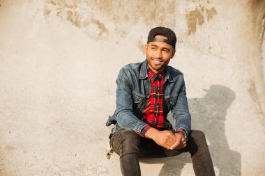 Neşeli Afrika adam sahilde yürüyüş şapkası