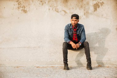 Çekici Afrika adam sahilde yürüyüş şapkası