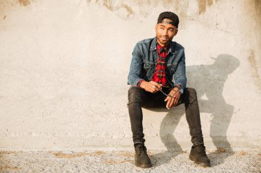 Sahilde yürüyüş gözlük tutan mutlu Afrika adam