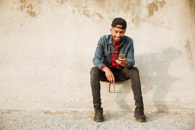 Neşeli Afrika adam sahilde yürüyüş ve sohbet