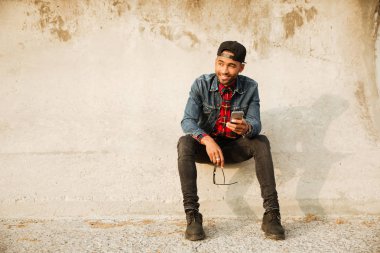 Sahilde yürüyüş ve sohbet mutlu Afrika adam