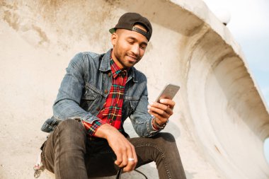 Neşeli Afrika adam sahilde yürüyüş ve sohbet